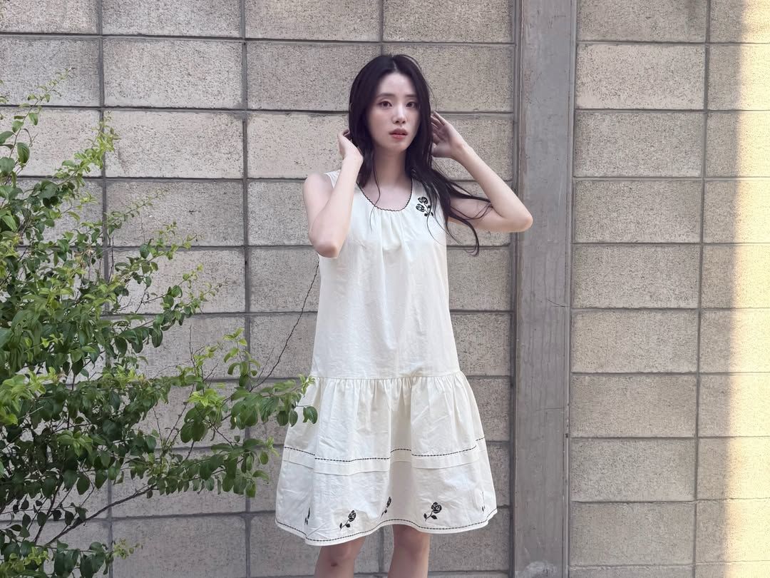 신시아, 여름 화이트 민소매 원피스 패션 | 인스타그램 @shinsiaa_
