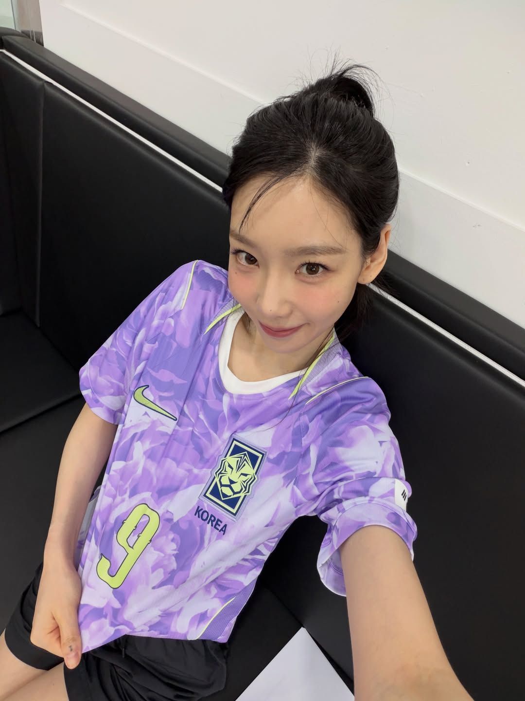 2026 북중미 월드컵 새 원정 유니폼, 소녀시대 태연 착용 모습 | 인스타그램 @taeyeon_ss