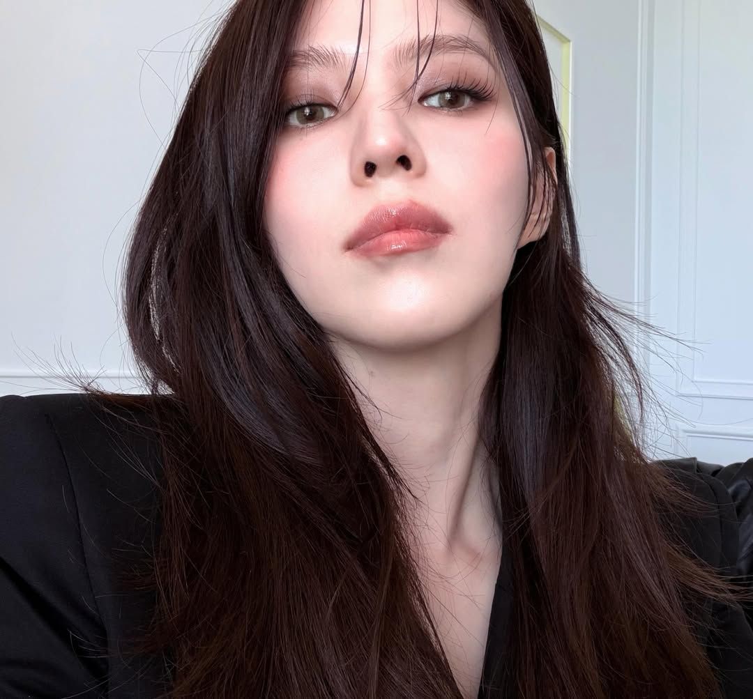 한 올 한 올 결을 살린 한소희 식 눈썹 메이크업 l 인스타그램 @xeesoxee