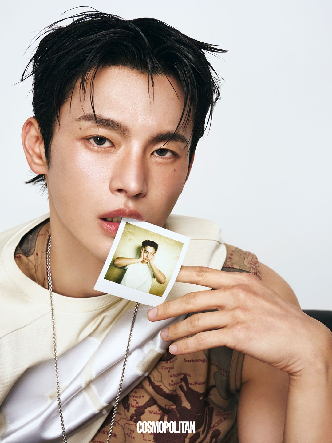 티셔츠 Acne Studios. 이너 톱, 목걸이 모두 Vivienne Westwood. 레더 팬츠 Diesel.