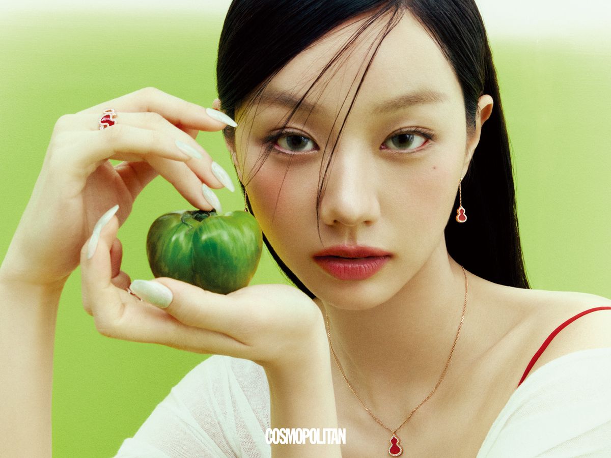 레드 아게이트 세팅의 쁘띠 울루 이어링 4백24만원, 스몰 울루 네크리스 4백70만원, 레드 아게이트와 다이아몬드를 교차한 울루울루 링 4백57만원 모두 Qeelin. 니트 톱 Salty Pebble. 브라톱 Ermanno Scervino. 