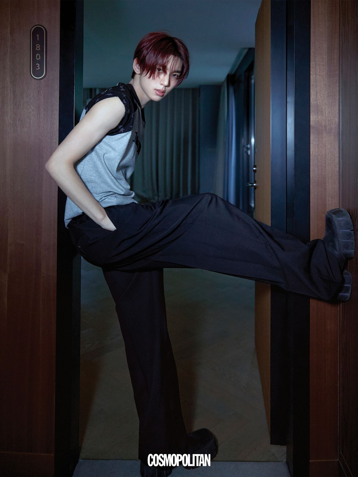 티셔츠 Amou. 팬츠 Ferragamo. 슈즈 Diesel.