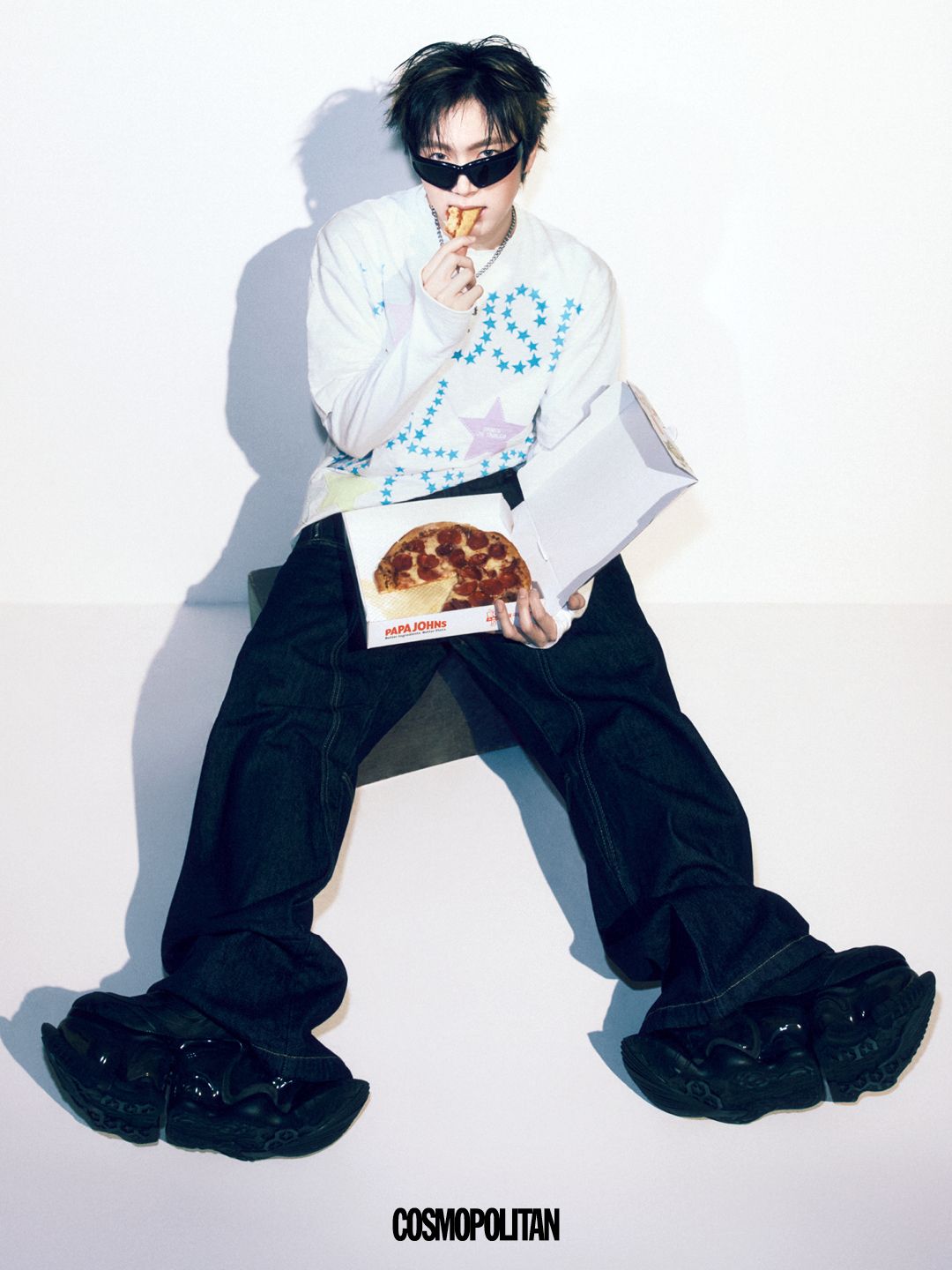 반팔 티셔츠 Garments Fab. 이너 티, 팬츠 모두 Roaringard. 슈즈 Grounds. 네클리스 P:ReinSein. 선글라스 Off Broadway.