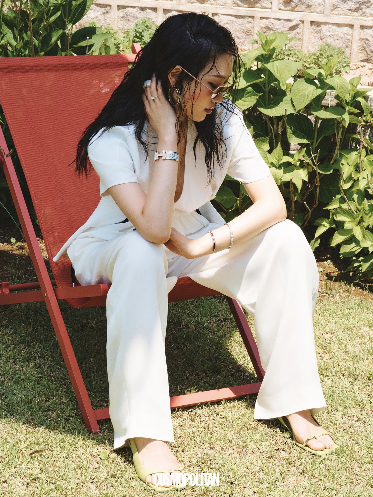 드로스트링 벨트·와이드 팬츠 모두 가격미정 Ferragamo. 선글라스 Max Mara. 반지(3개 세트) 2만9천원대 H&M. 스톤 뱅글 47만8천원 YCH.