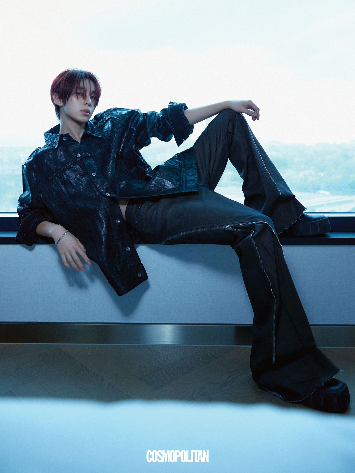 레더 재킷, 팬츠 모두 Rick Owens. 슈즈 Diesel. 팔찌 스타일리스트 소장품.