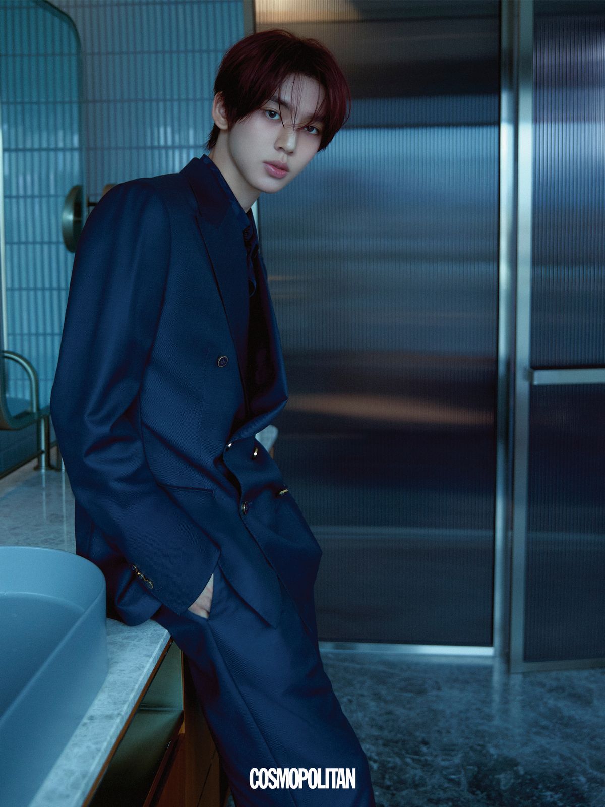 재킷, 셔츠, 팬츠 모두 Dolce & Gabbana.