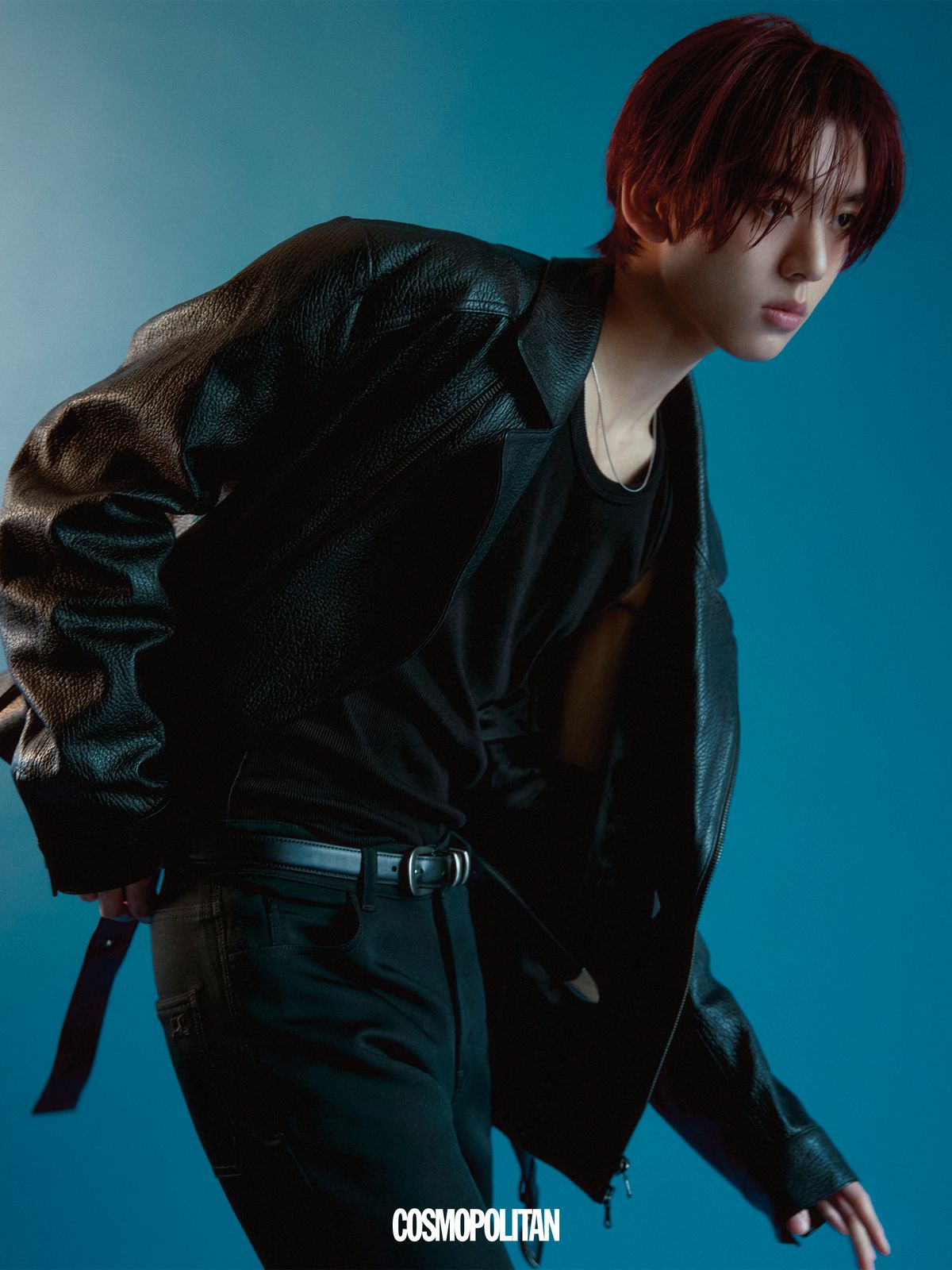 레더 바이커 재킷 Recto. 팬츠 Courrèges. 슬리브리스 톱, 벨트, 목걸이 스타일리스트 소장품.