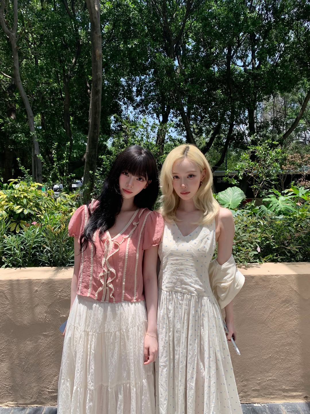카리나와 윈터의 멕시코 여행룩 | 인스타그램 @katarinabluu