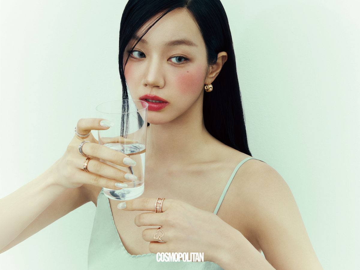 울루 이터너티 후프 이어링 8백30만원, 오른손에 레이어드한 화이트 골드와 로즈 골드 소재의 네 가지 스몰 울루 이터너티 링 각각 4백39만원, 왼손 검지의 울루 링 1천97만원, 약지의 쁘띠 울루 링 4백65만원 모두 Qeelin. 캐미솔 보디슈트 Freckle.
