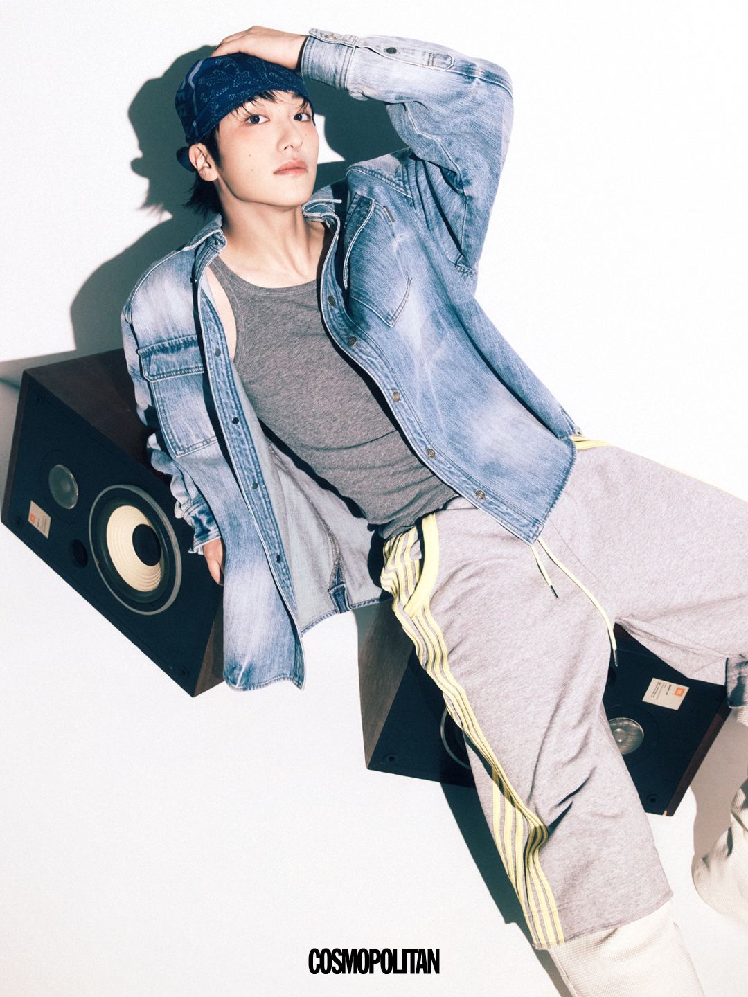 그레이 슬리브리스 Recto. 데님 셔츠 Juun.J. 팬츠 Garments Fab. 반다나 Freemario. 링 모두 Tee Ring Jay.