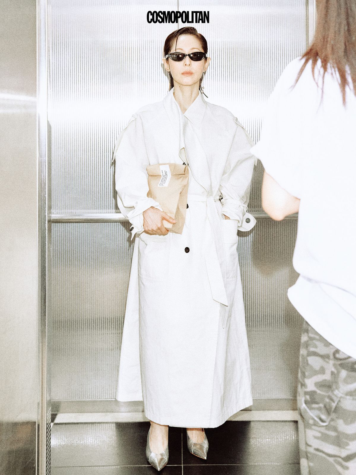 트렌치코트 Eenk. 선글라스 Gentle Monster. 귀고리 Chrome Hearts. 슈즈 Gianvito Rossi.