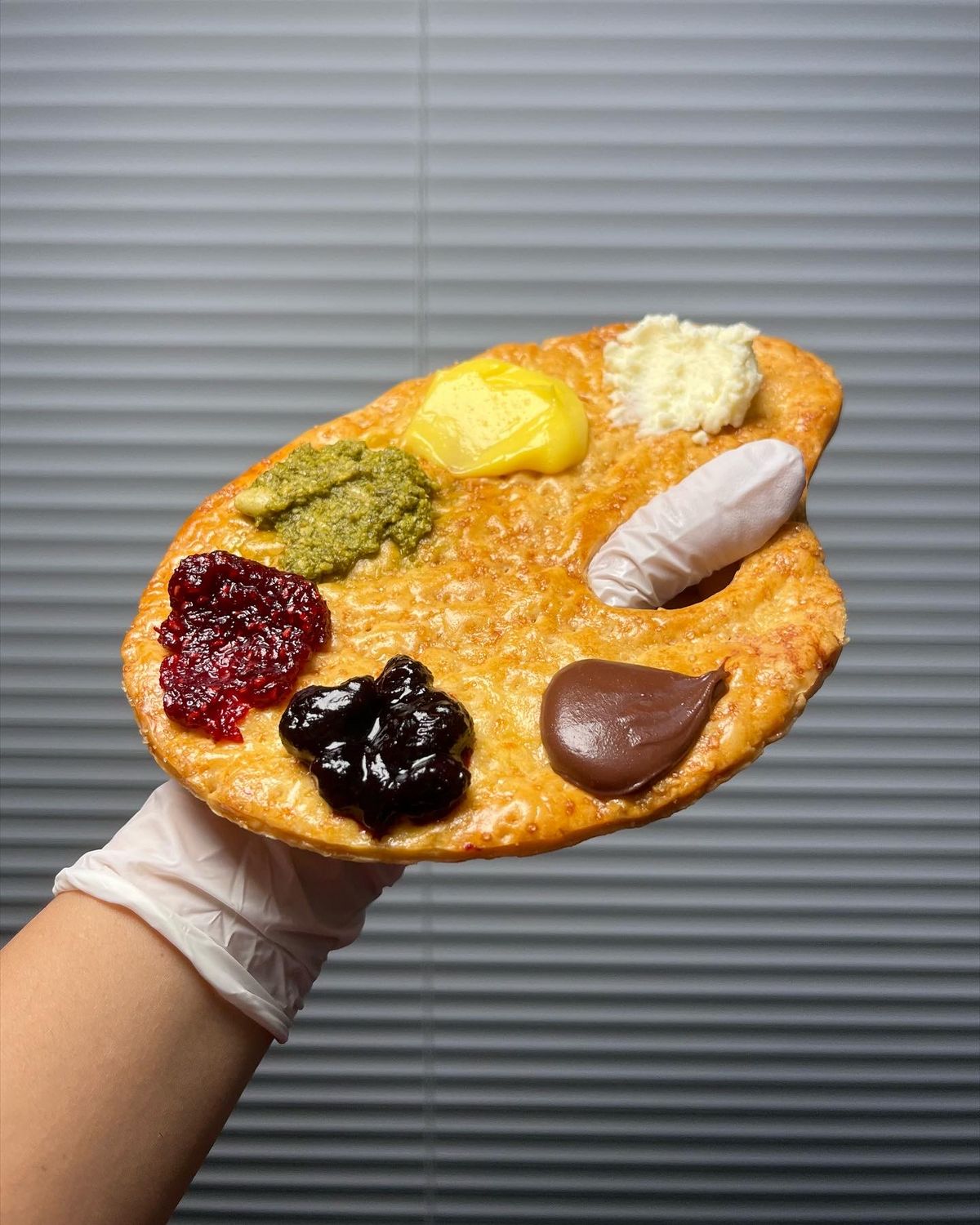 팔레트 형태의 페이스트리를 제작한 <brot &=