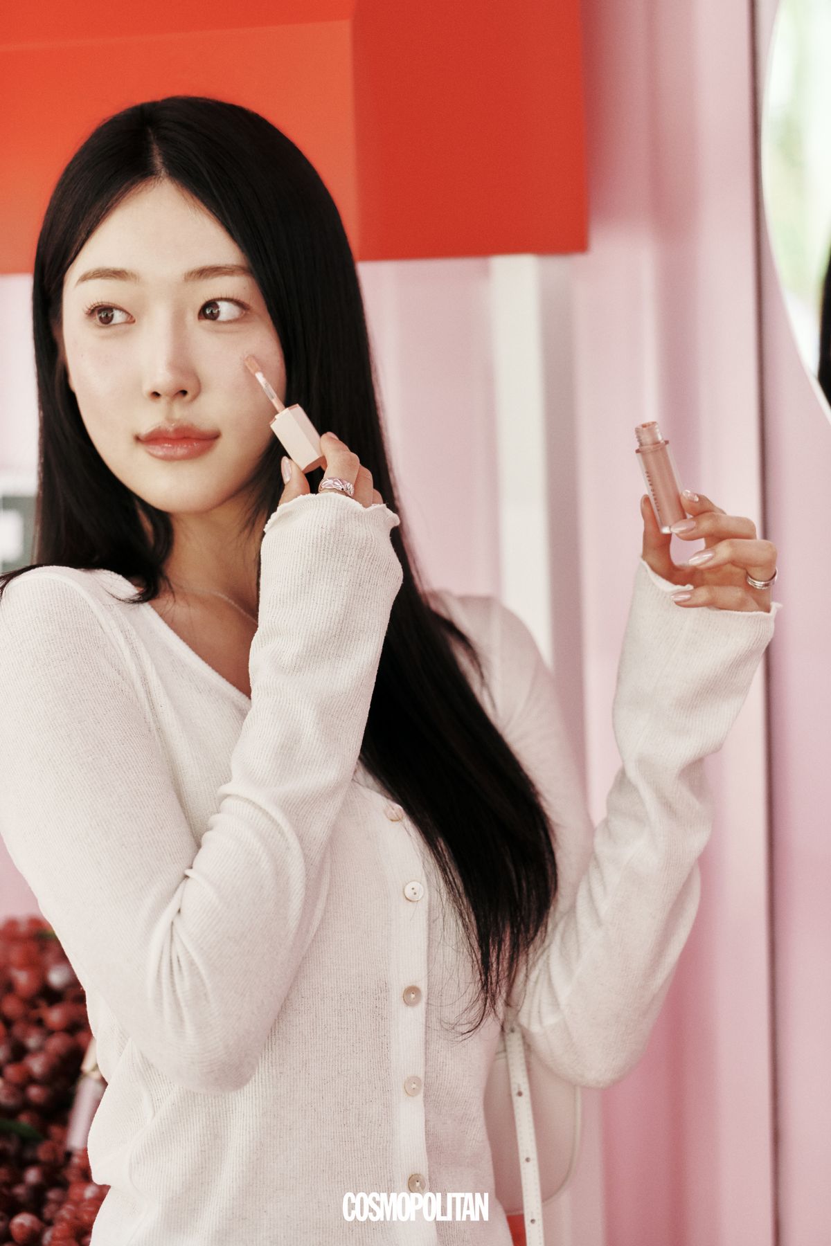 블러쉬 테스트 중인 방문객의 모습.