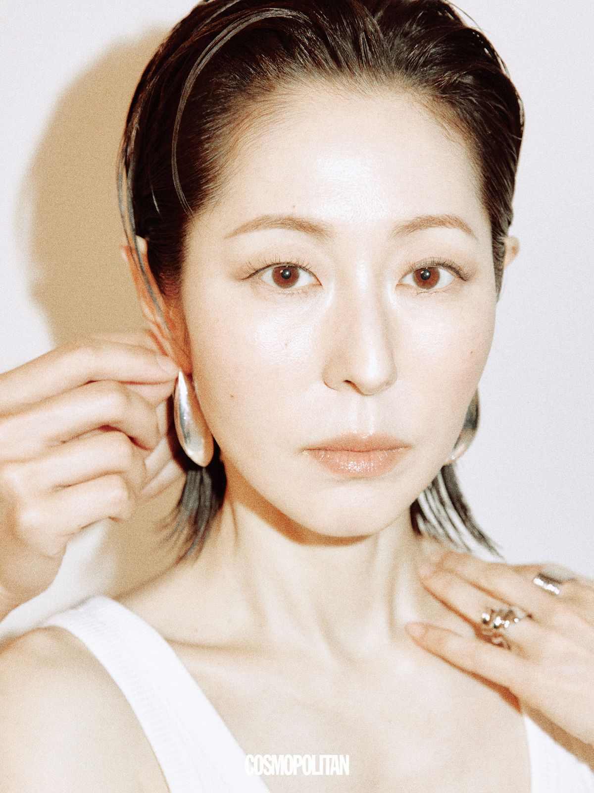 슬리브리스 톱 Tory Burch. 귀고리, 반지 모두 1064Studio.