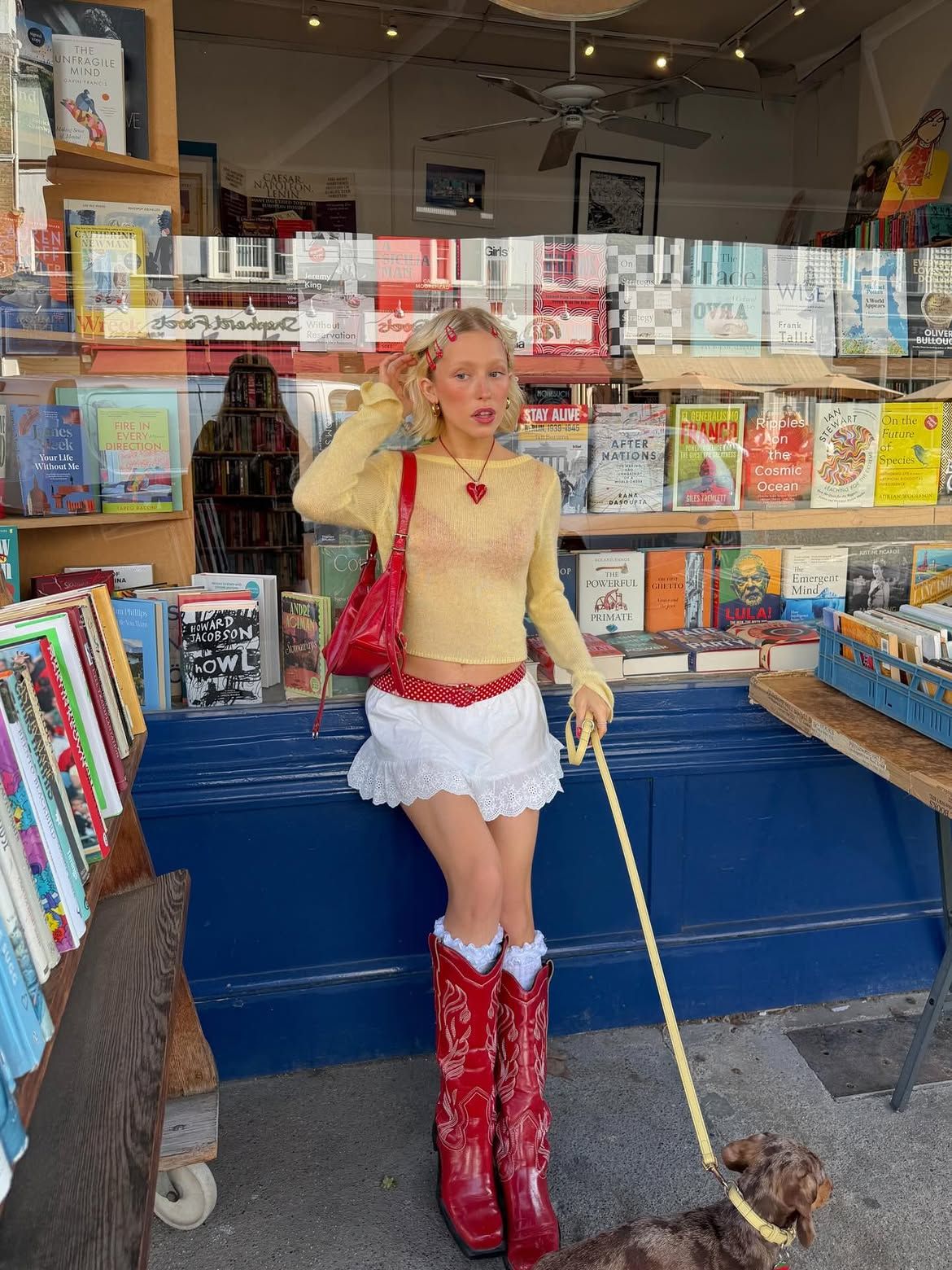 레드 컬러를 포인트로 한 레몬 코어 룩을 선보인 패션 인플루언서 클로 데이비 @chlodavie