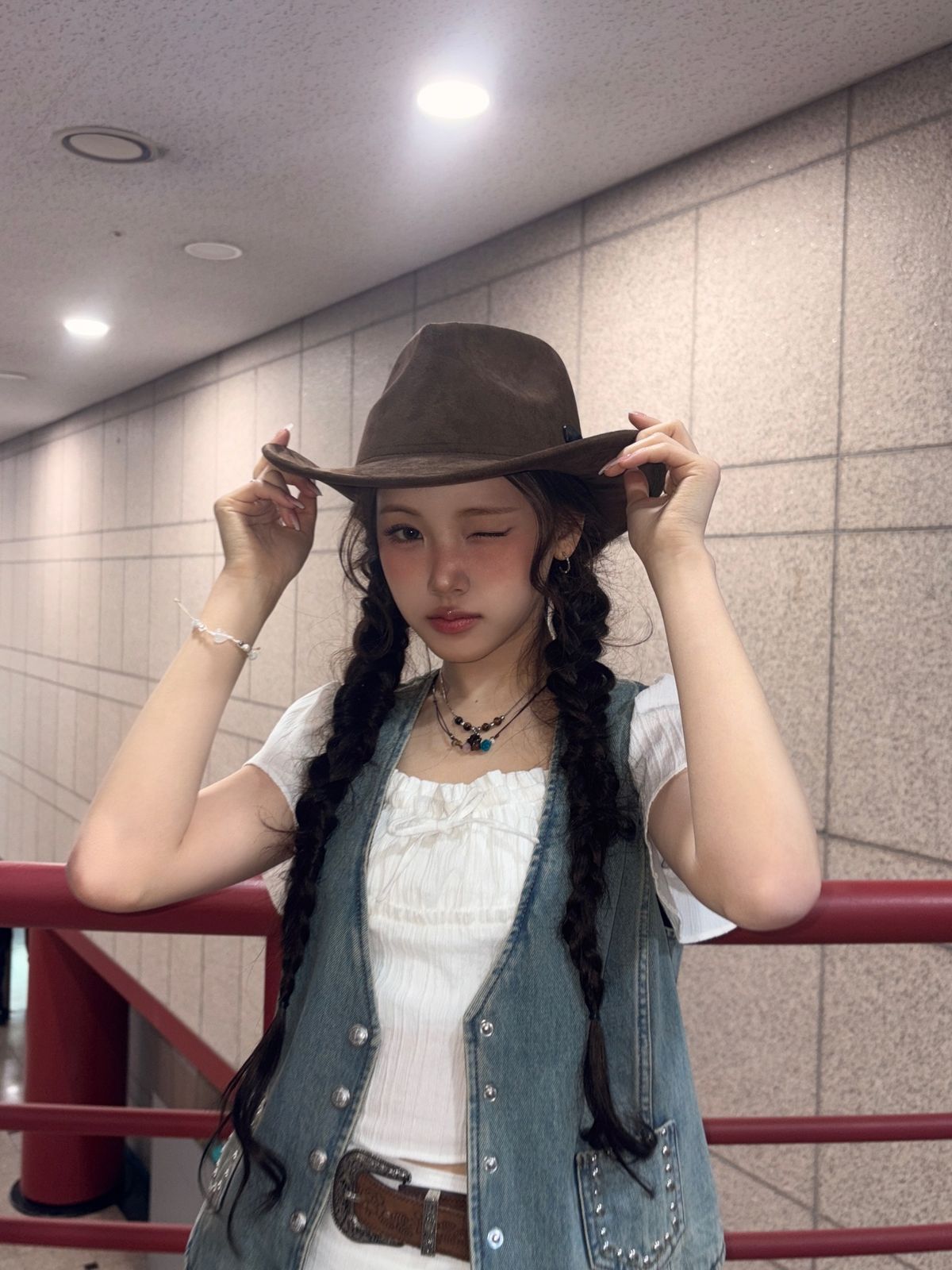 이현의 카우걸 코디. X @BabyDONTCry_BDC