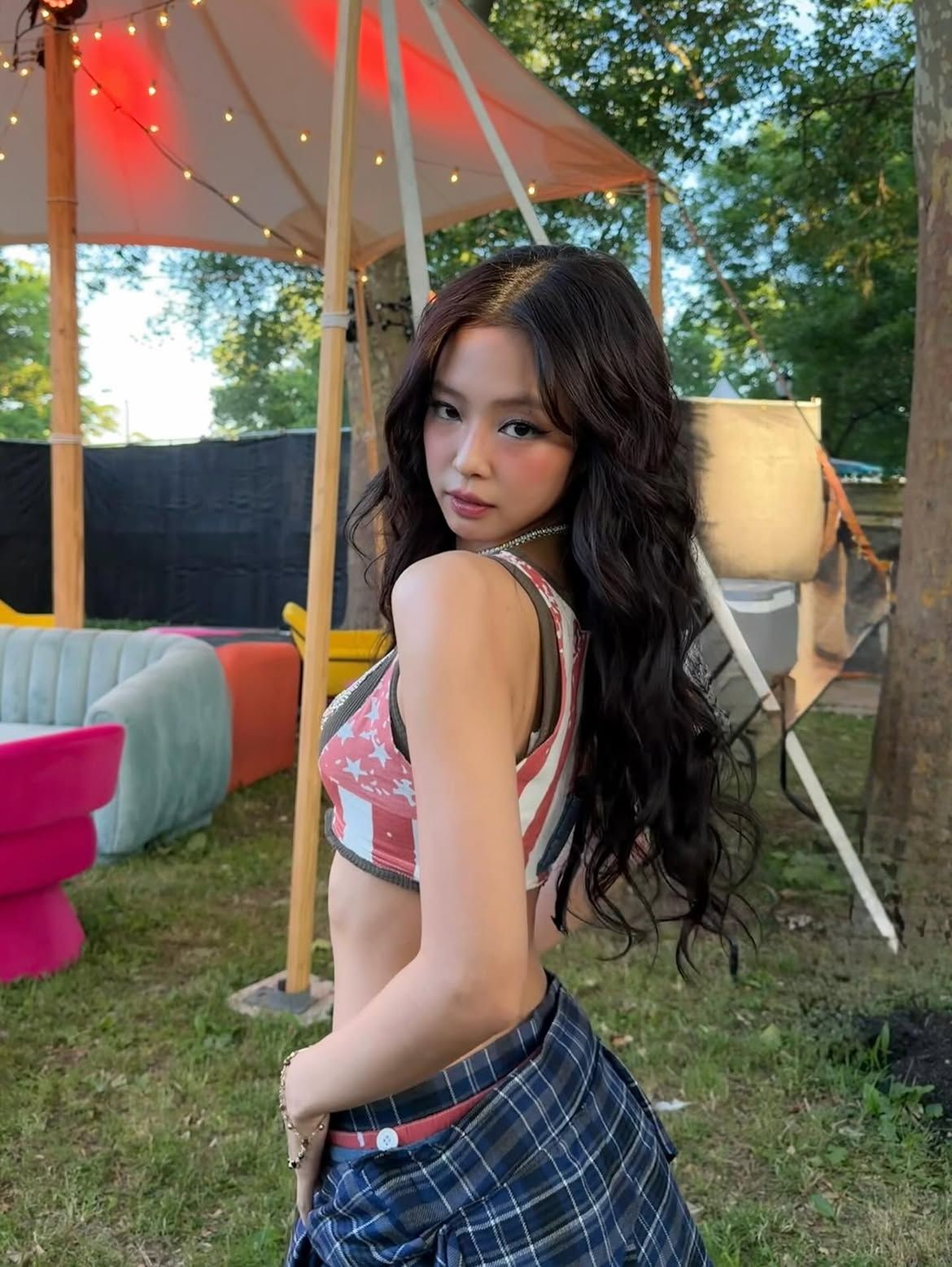 선키스트 톤에 블러셔를 더한 제니 ㅣ 인스타그램 @jennierubyjane