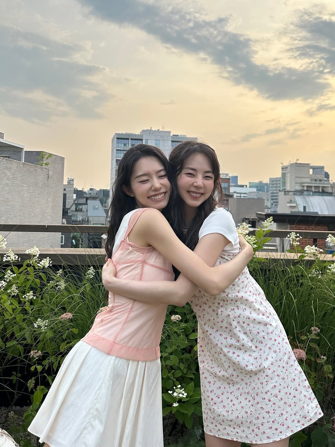 아이오아이 소혜, 안소희 슬립코어 파자마 룩 | 인스타그램 @ssoheean