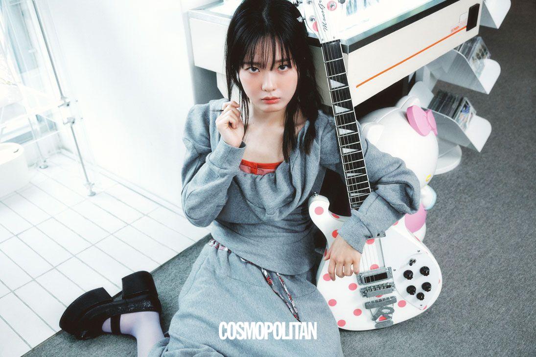톱, 스커트 모두 Vivienne Westwood. 슈즈 Flat Apartment. 이너 톱, 스타킹 스타일리스트 소장품.
