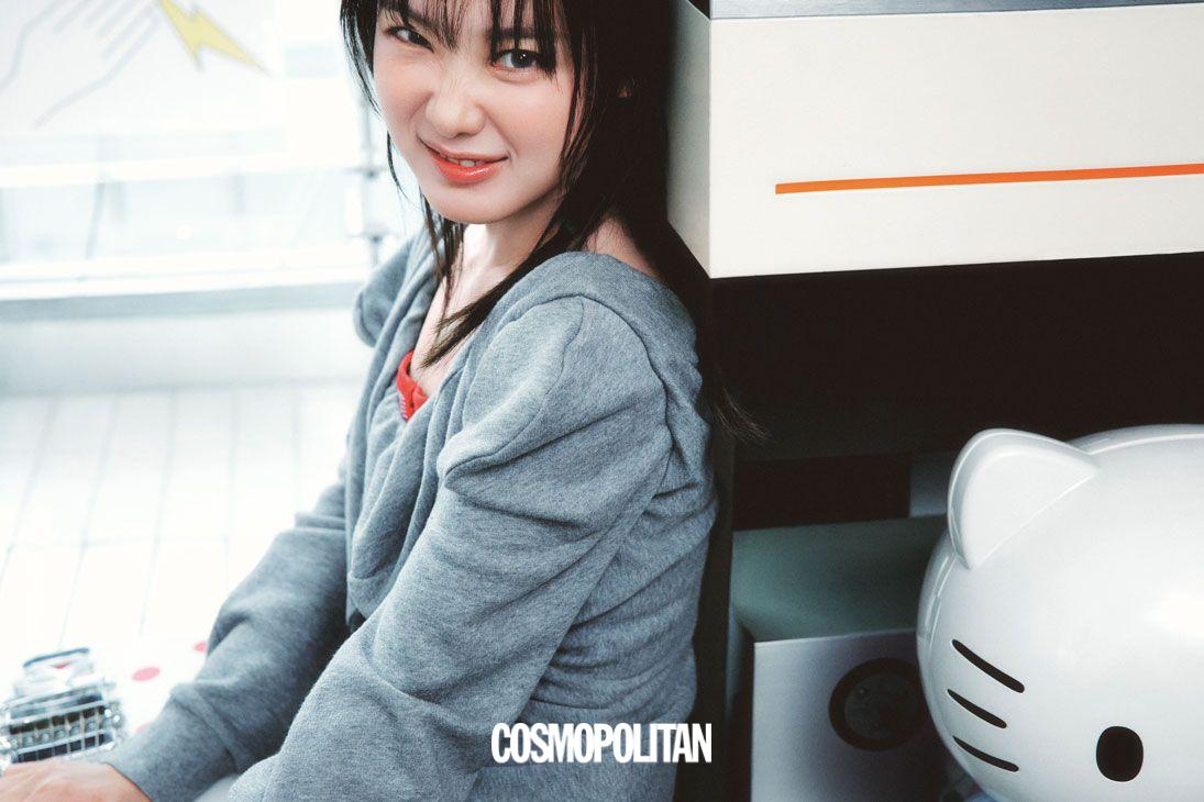 톱, 스커트 모두 Vivienne Westwood. 슈즈 Flat Apartment. 이너 톱, 스타킹 스타일리스트 소장품.