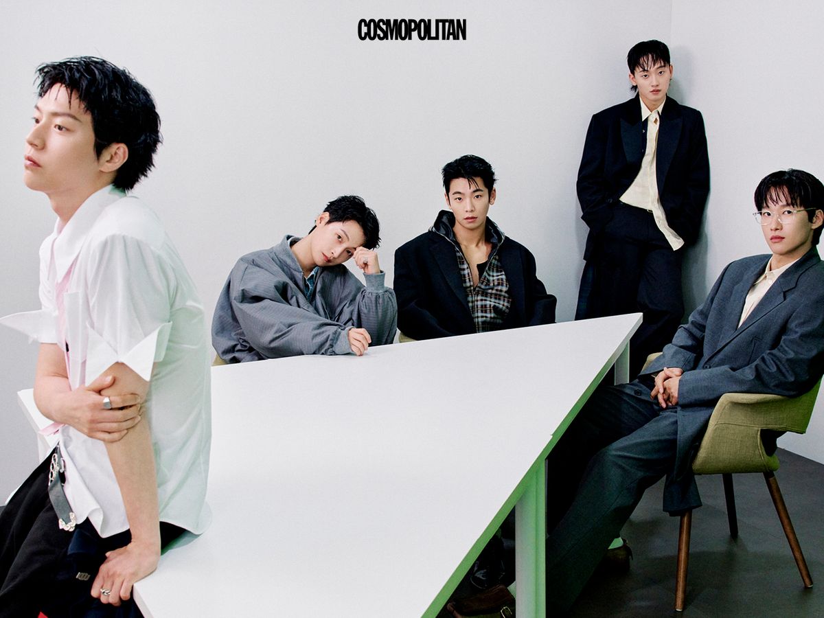 (왼쪽부터) (강준규) 셔츠 Mtw. 팬츠, 벨트 모두 Ordinary People. 타이 스타일리스트 소장품. (임지호) 셔츠, 블레이저 모두 Moonhong. (김문기) 체크 베스트 Choijaewon. 블레이저 Jil Sander. (강하경) 이너 셔츠 Thom Browne. 롱 셔츠 Engineered Garments. 블레이저 Sulvam. 팬츠 Htav. 슈즈 스타일리스트 소장품. (이상준) 셔츠, 블레이저, 팬츠, 슈즈 모두 Neu-In.