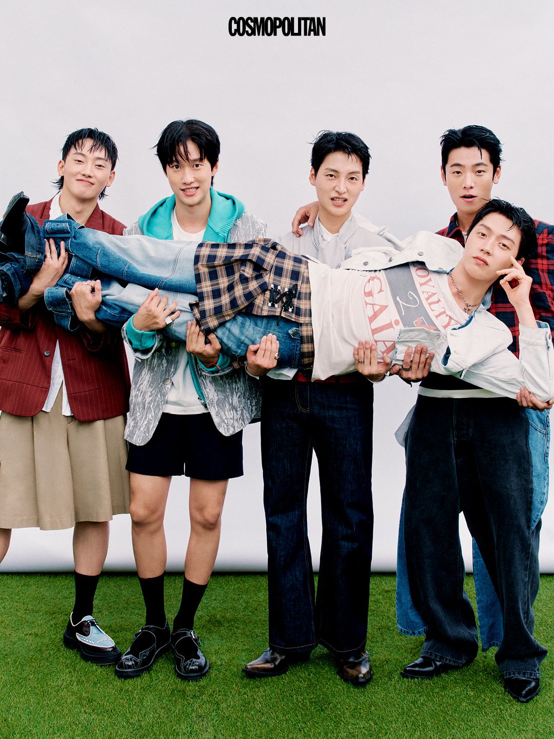 (왼쪽부터) (강하경) 셔츠, 블레이저, 셔츠, 버뮤다 팬츠 모두 Youser. 슈즈 아디에브(Adiev). 양말 스타일리스트 소장품.