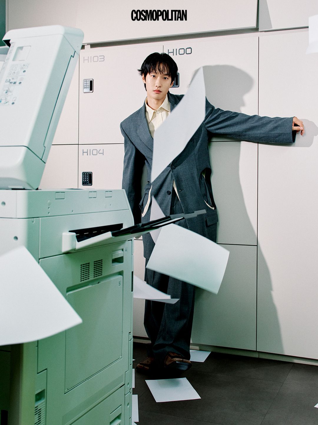 이너 티셔츠 Good Brand. 후디 Casper John. 블레이저, 쇼츠 모두 Mtw. 팔찌 Revenio Maker. 슈즈, 양말 스타일리스트 소장품.
