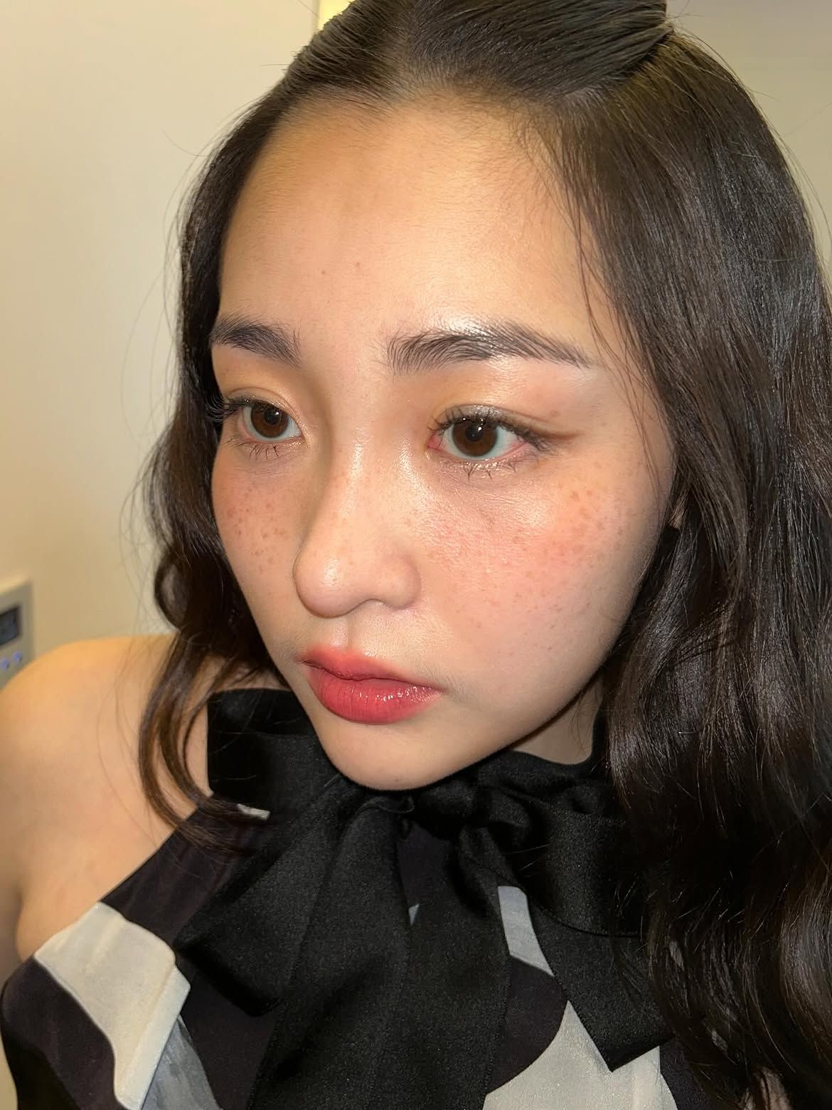 모공 끼임 없이 완벽한 블러셔 메이크업을 보여준 김민하ㅣ 인스타그램 @minhakim__