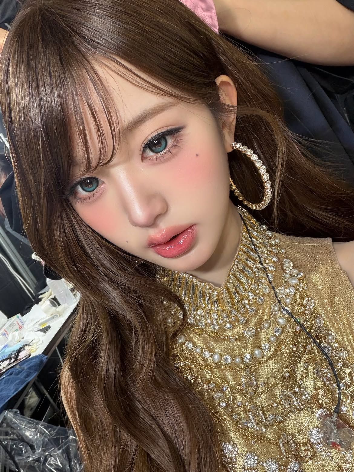 피부에 들뜸 없이 블러셔를 자연스럽게 밀착한 장원영ㅣ 인스타그램 @for_everyoung10