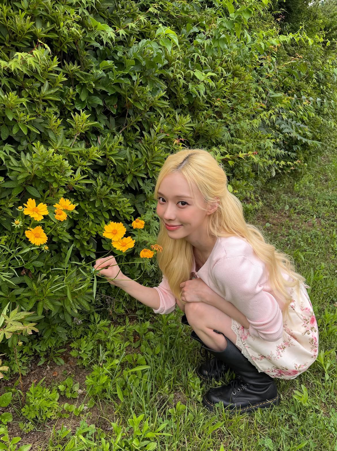 굵은 웨이브와 앞머리 텍스처를 살린 반묶음으로 사랑스러운 분위기를 연출한 윈터 ㅣ 인스타그램 @imwinter