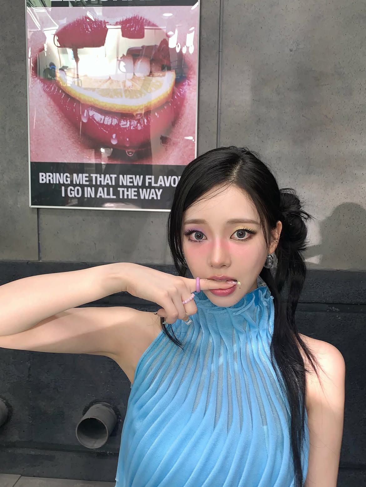 W존 블러셔를 완벽하게 소화한 카리나 ㅣ 인스타그램 @katarinabluu