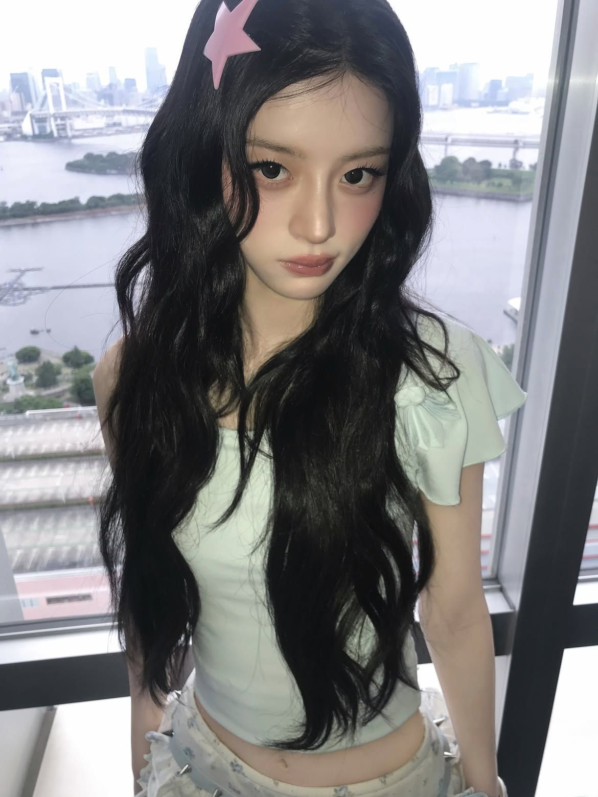 긴 웨이브 헤어 위로 달콤한 포인트를 얹은 아일릿 민주 l 인스타그램 @illit_official