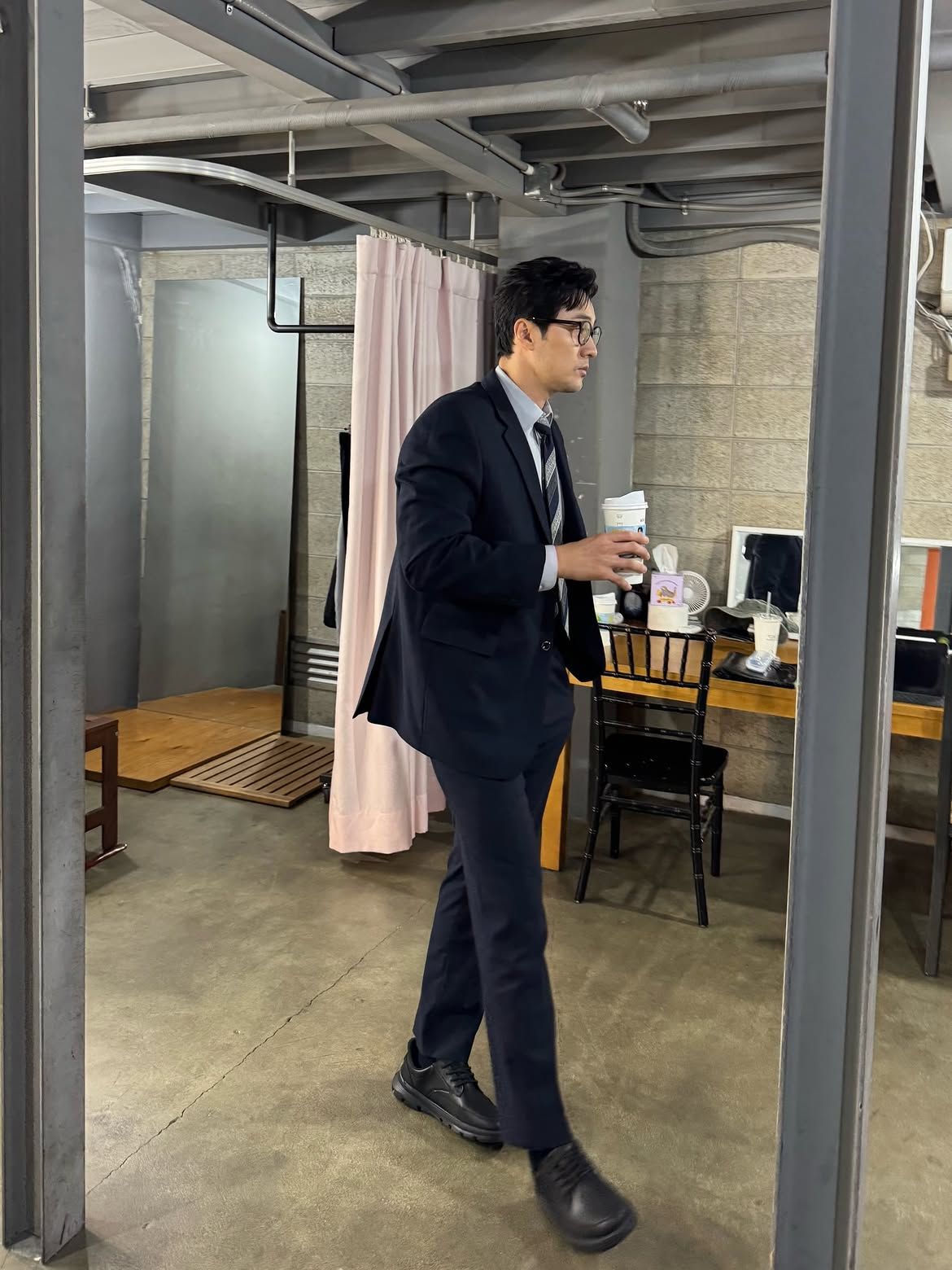 다양한 슈트 룩을 선보인 김부장 소지섭. 사진 인스타그램 @soganzi_51