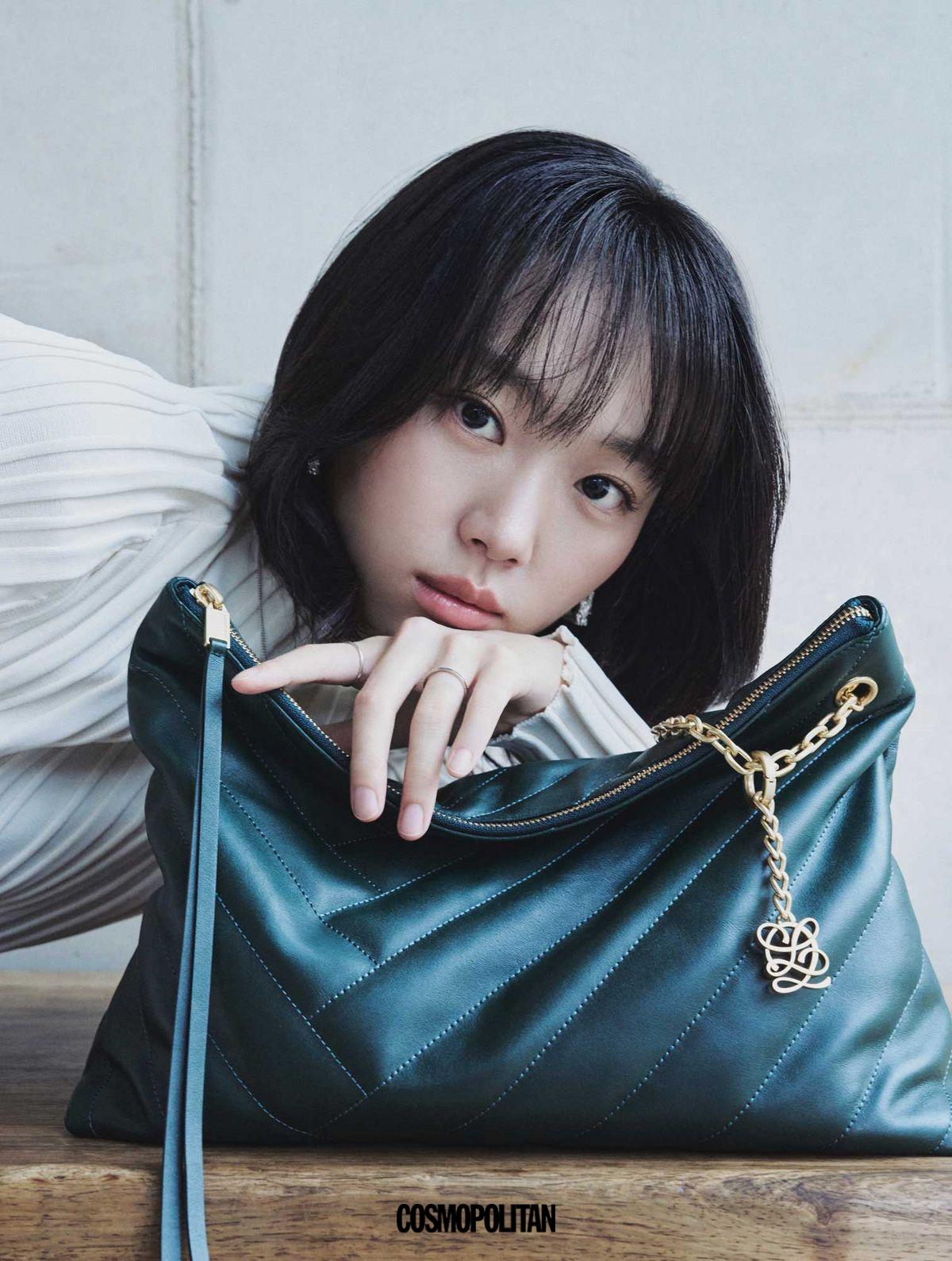  엘퀼팅 숄더백 딥그린 45만8천원 Louis Quatorze. 니트 톱 Le17septembre. 귀고리, 반지 모두 Haesoo.L.