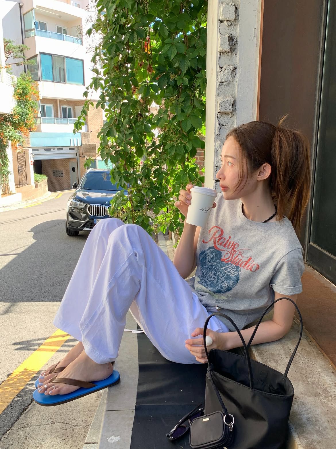 집게핀으로 머리 전체를 가볍게 비틀어 올린 차정원 l 인스타그램 @ch_amii
