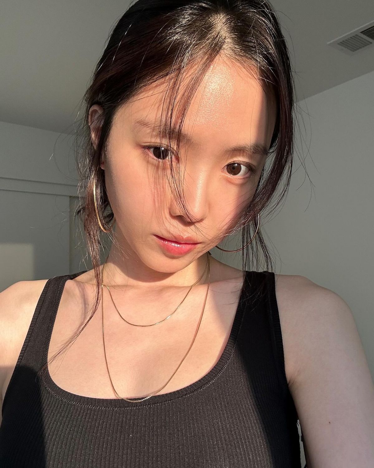 손나은 민소매 패션 | 인스타그램 @marcellasne_