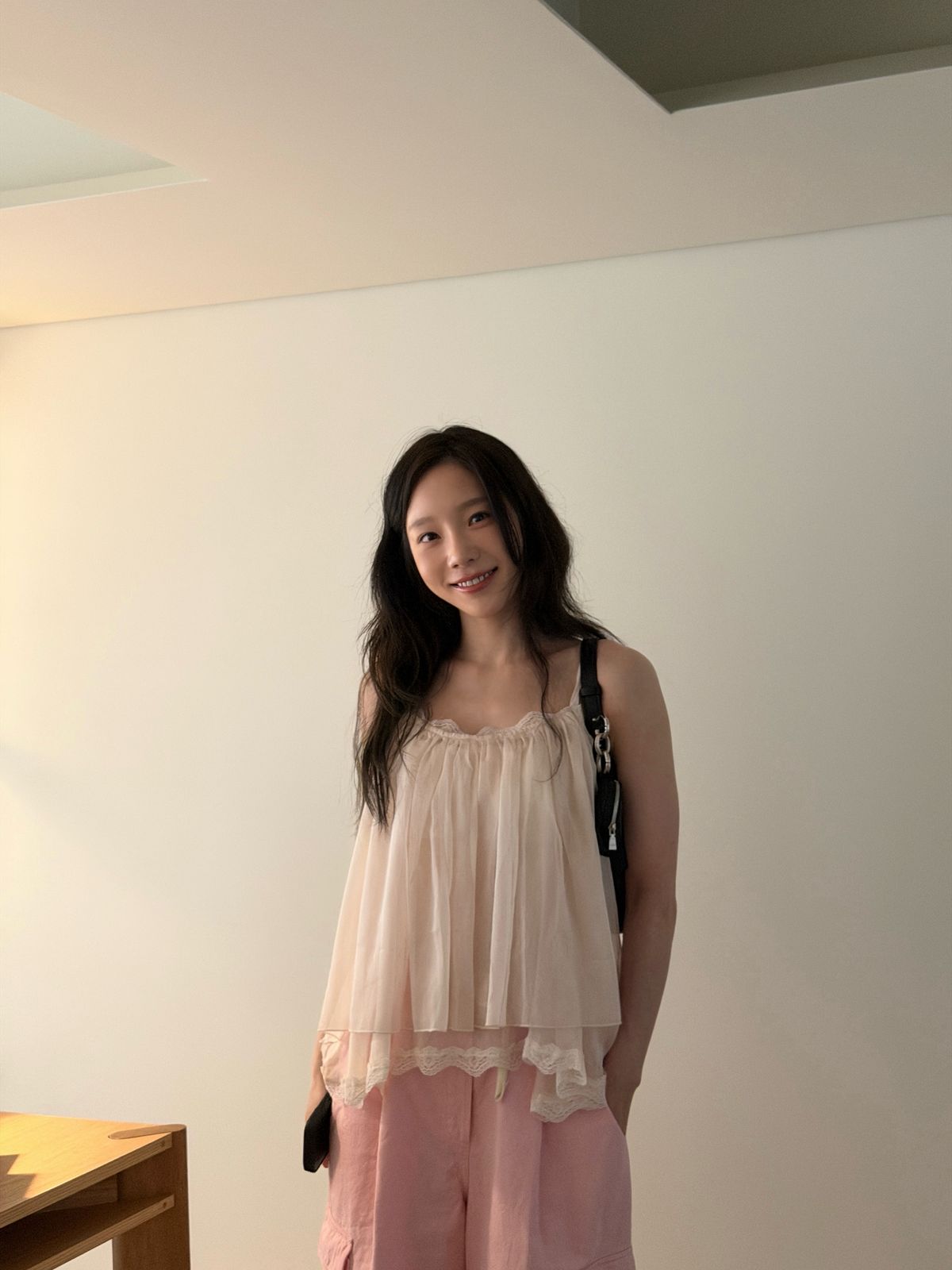 태연의 민소매 블라우스 코디. 인스타그램 @taeyeon_ss
