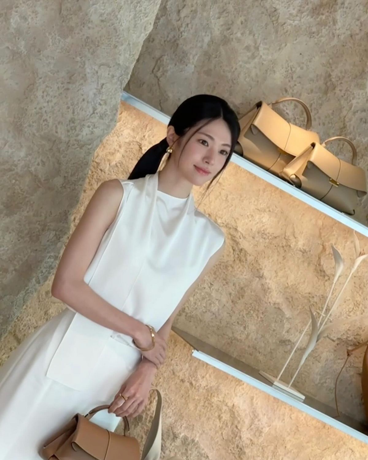 하영의 민소매 블라우스 코디. 인스타그램 @havv_y