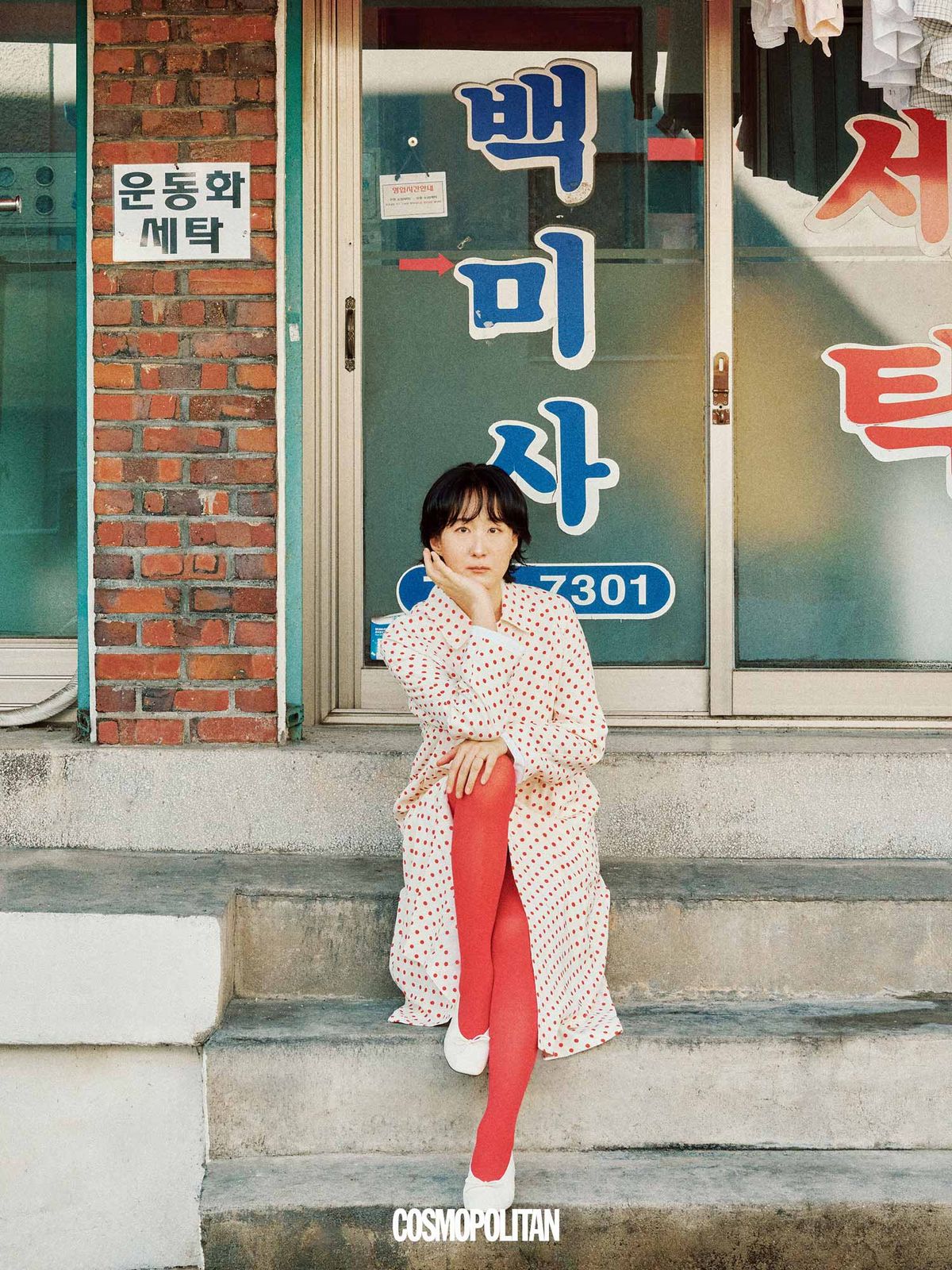 맥시 코트 N°21. 스타킹, 플랫 슈즈 스타일리스트 소장품. 반지 본인 소장품. 