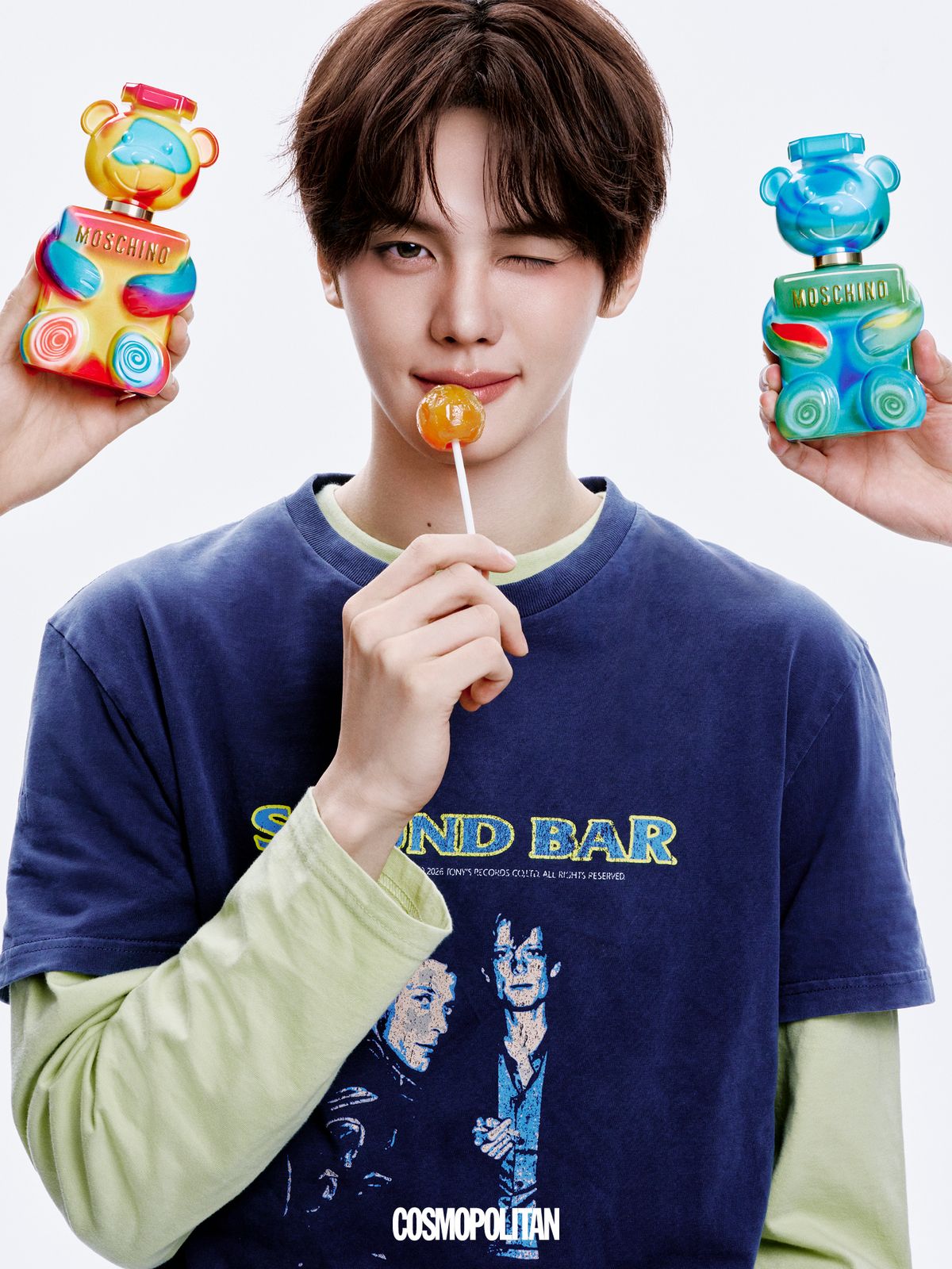 토이2 (왼)구미 , (오)야미 모두 100ml 15만3천원, Moschino beauty. 민트 컬러의 이너 티셔츠 The coldest moment, 네이비 반팔 티셔츠 Tonywack.