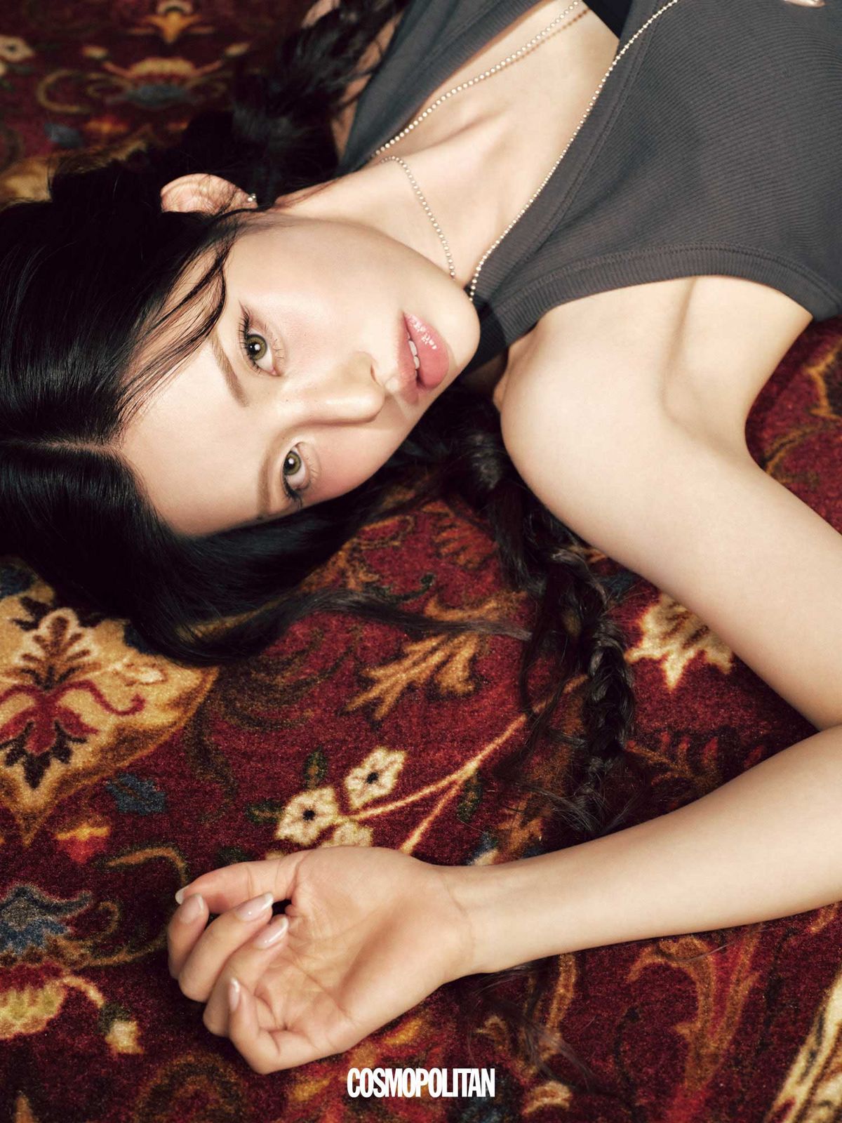 홀터넥 톱 Bonbom. 목걸이 Chrome Hearts. 이너 톱, 귀고리 스타일리스트 소장품.