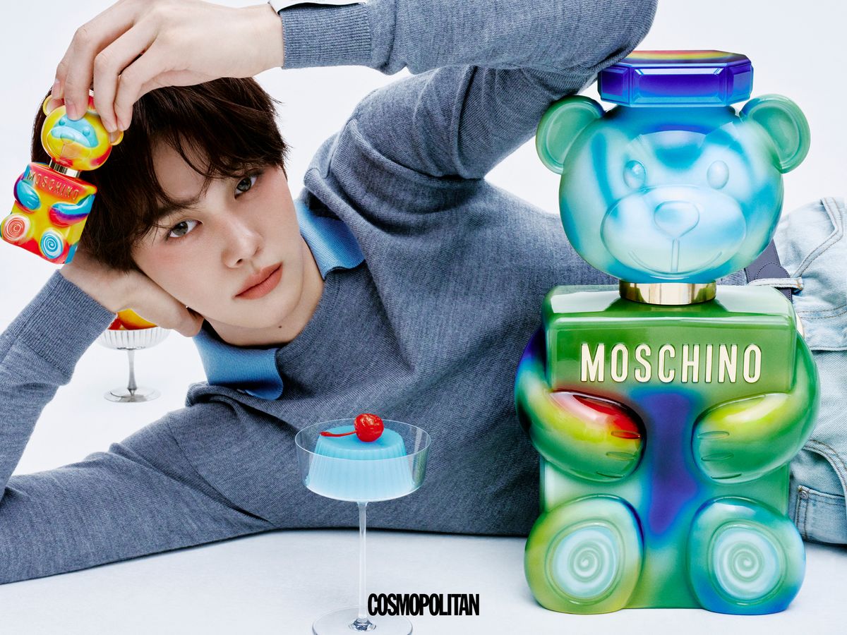 토이 2 구미 100ml 15만3천원. 니트와 셔츠 모두 Rokh. 벨트는 Coach, 데님은 Rest&Recreation.