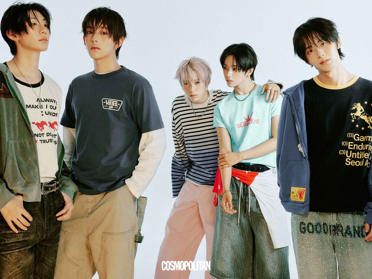 (왼쪽부터, 박한)후드 집업 Anomalies Department. 티셔츠 Amou. 데님 팬츠 Emo stance club. 벨트, 귀고리, 목걸이 스타일리스트 소장품. (즈언)티셔츠 Vans. 팬츠 Xtonz. 이너 톱, 귀고리 스타일리스트 소장품. (다이스케)티셔츠 Used Lab. 팬츠 Kenzo. 목걸이, 반지 스타일리스트 소장품. (제이엘)티셔츠 Sunlove. 허리에 두른 티셔츠, 팬츠 모두 MEDM. 귀고리, 목걸이, 팔찌 스타일리스트 소장품. (서정우)후드 집업 Glack. 티셔츠 Untitled Seoul. 팬츠 Good Brand.