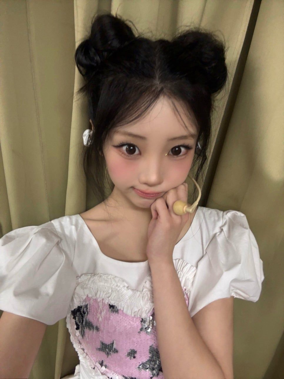 사랑스러운 뿌까헤어를 보여준 원희 ㅣ 인스타그램 @illit_official