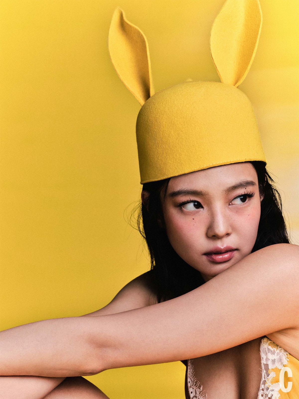 레이스 장식 드레스 Fleur du Mal, 토끼 해트 Moschino.