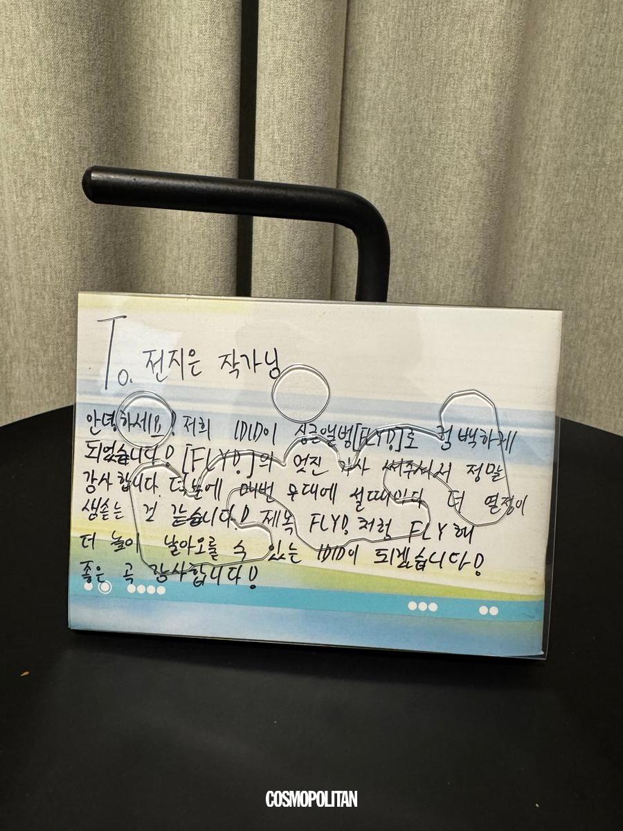 작사가 전지은이 직접 작사한 앨범의 사인 CD. 사진 전지은 제공
