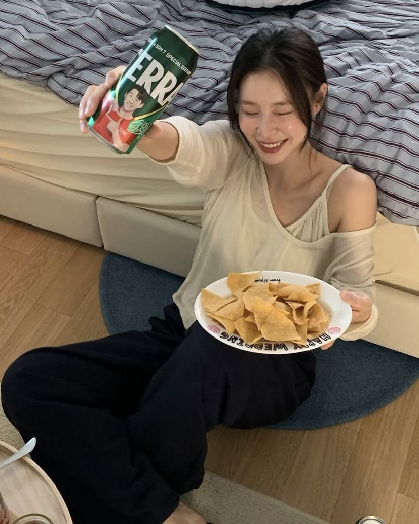 시스루 티셔츠 코디 | 인스타그램 @hyeim__j 
