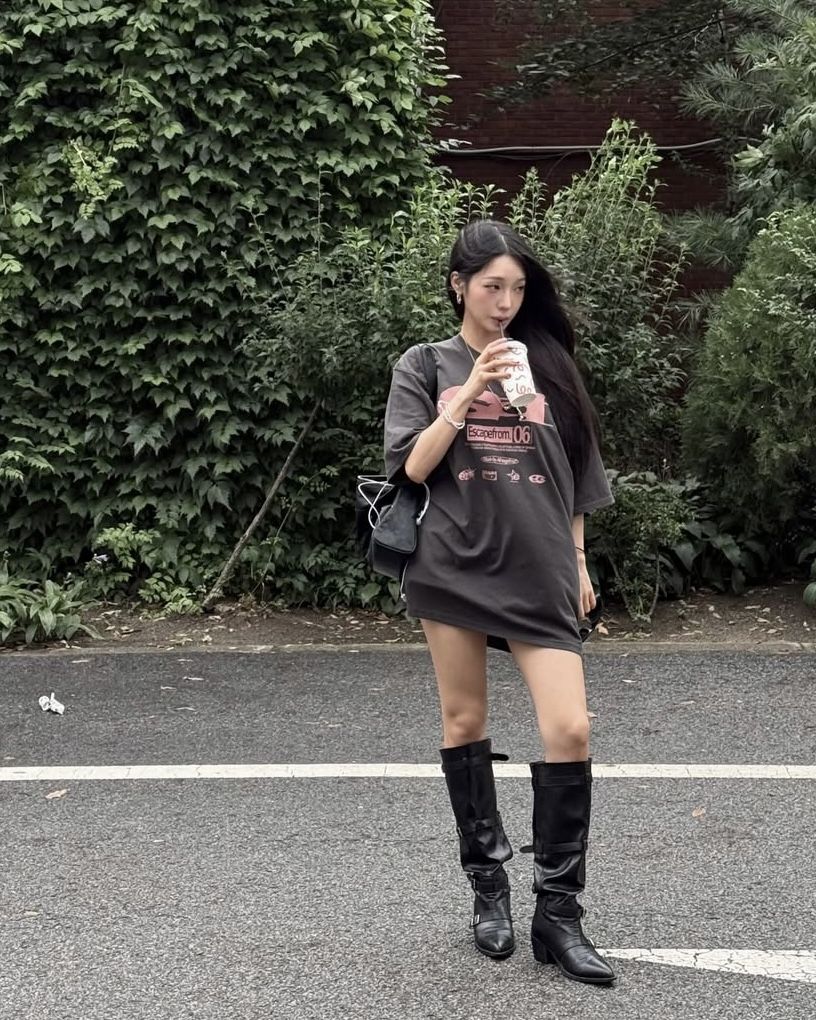 빈티지 챠콜 티셔츠 코디 | 인스타그램 @rosieline_ 