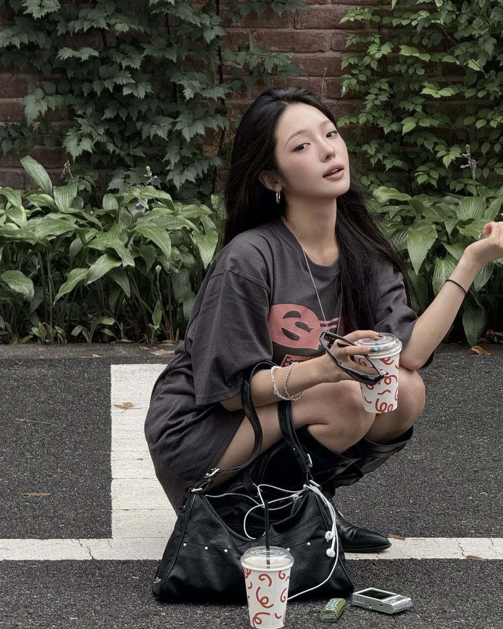 빈티지 챠콜 티셔츠 코디 | 인스타그램 @rosieline_ 