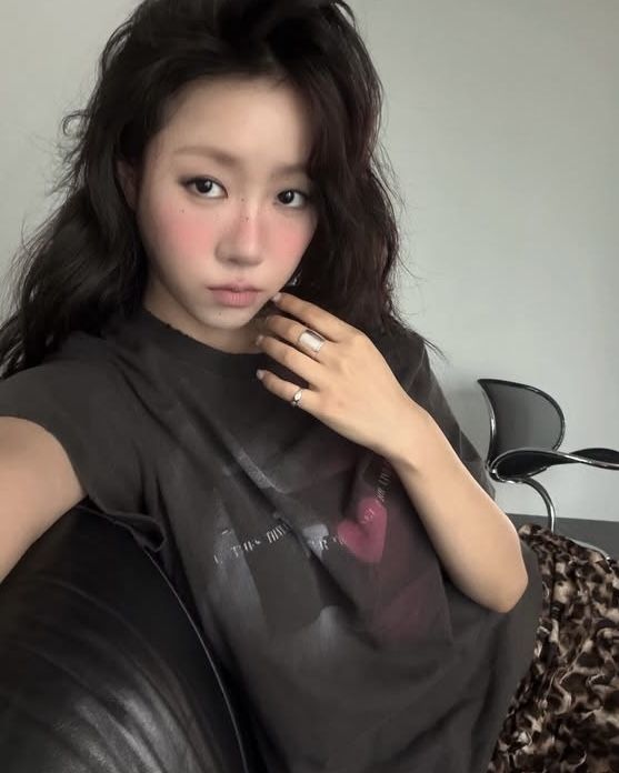 빈티지 챠콜 티셔츠 코디 | 인스타그램 @park.ga.eul 